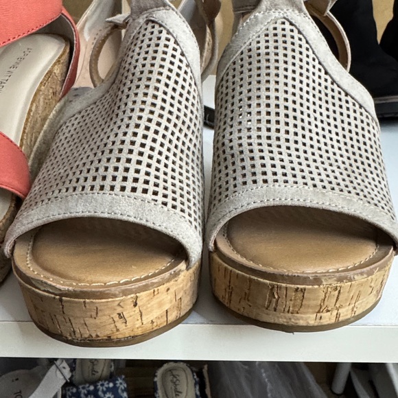 Franco Sarto Women's Canyon Taupe Synthetic Wedge Sandals - Picture 10 of 10